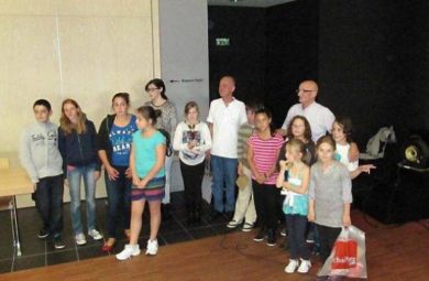Les organisateurs du tournoi de sudoku, en compagnie des lauréats enfants et adolescents.